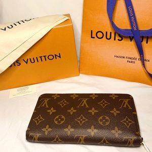 AUTHENTIC Louis Vuitton Zippy Wallet